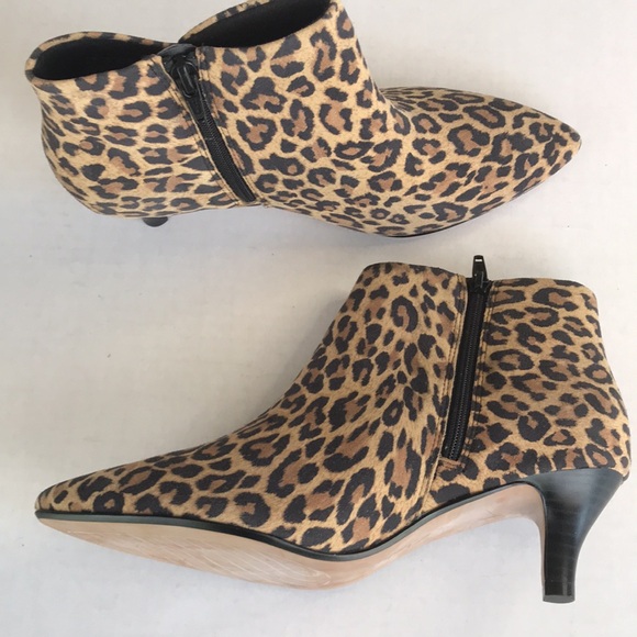 Clarks Leopard 🐆 Print Booties with Kitten Heels - Picture 5 of 11